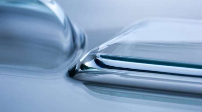 Fraunhofer IWM: Doblado de hojas de cristal utilizando rayos láser y la gravedad Prototype sheet glass with very small radii, produced using the new laser-based glass forming technology : Photo © Felizitas Gemetz/Fraunhofer IWM