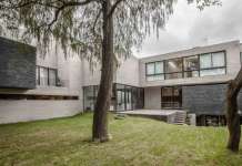 Jardín de la Casa F12 diseñada por el estudio Miguel de la Torre Arquitectos : Fotografía © Jorge Garrido