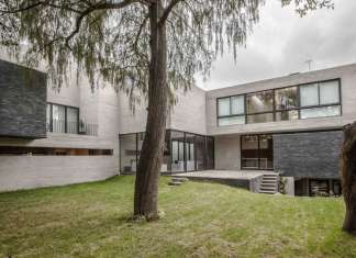 Jardín de la Casa F12 diseñada por el estudio Miguel de la Torre Arquitectos : Fotografía © Jorge Garrido