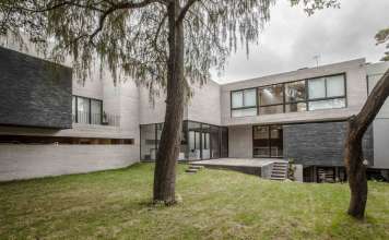 Casa F12 diseñada por el estudio Miguel de la Torre Arquitectos Jardín de la Casa F12 diseñada por el estudio Miguel de la Torre Arquitectos : Fotografía © Jorge Garrido