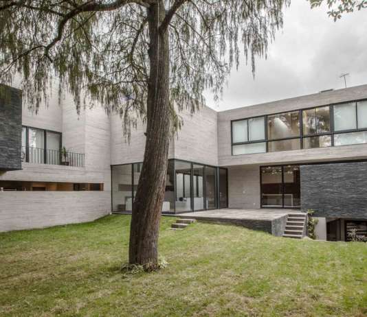 Jardín de la Casa F12 diseñada por el estudio Miguel de la Torre Arquitectos : Fotografía © Jorge Garrido