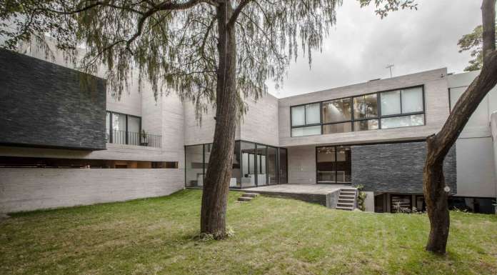 Casa F12 diseñada por el estudio Miguel de la Torre Arquitectos Jardín de la Casa F12 diseñada por el estudio Miguel de la Torre Arquitectos : Fotografía © Jorge Garrido