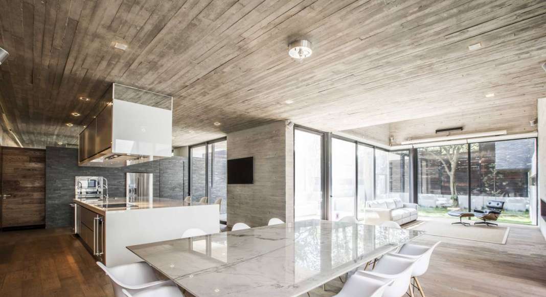 Vista del Comedor de la Casa F12 diseñada por el estudio Miguel de la Torre Arquitectos : Fotografía © Jorge Garrido