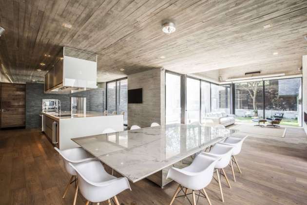 Vista del Comedor de la Casa F12 diseñada por el estudio Miguel de la Torre Arquitectos : Fotografía © Jorge Garrido