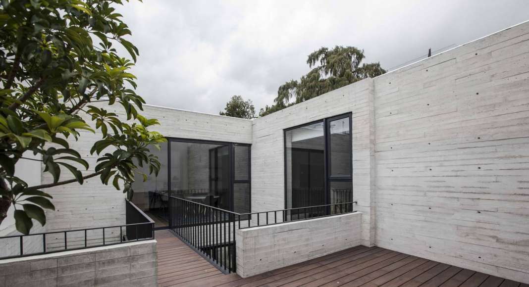 Vista de la Terraza de la Casa F12 diseñada por el estudio Miguel de la Torre Arquitectos : Fotografía © Jorge Garrido