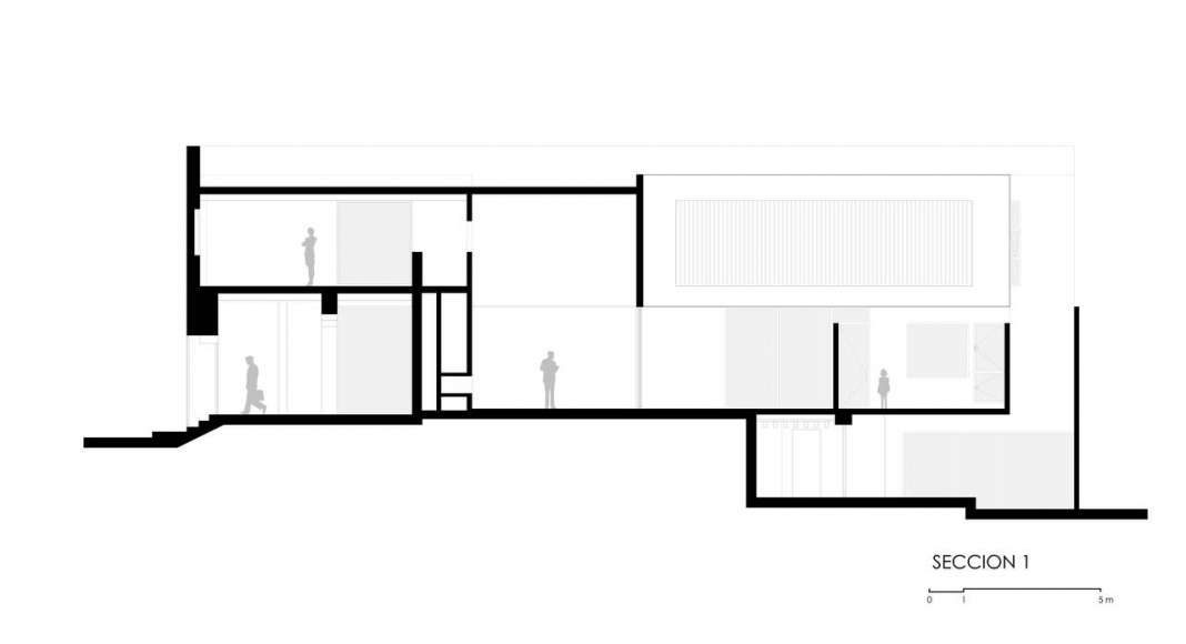 Corte A - A' de la Casa F12 : Plano © Miguel de la Torre Arquitectos