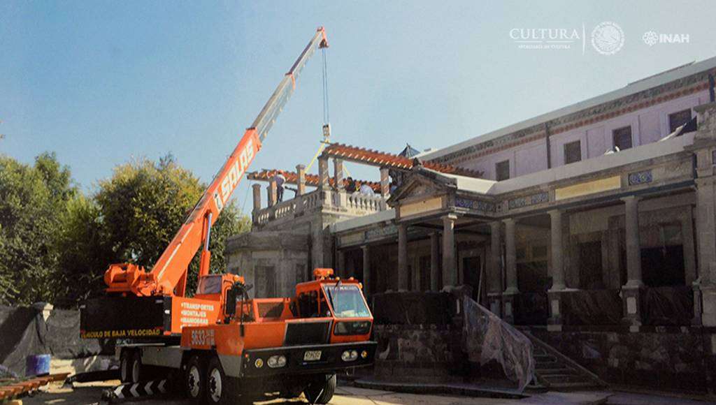 Izamiento e instalación del pergolado de madera en la terraza del primer nivel : Foto © Proyecto de restauración de la Casa Rivas Mercado