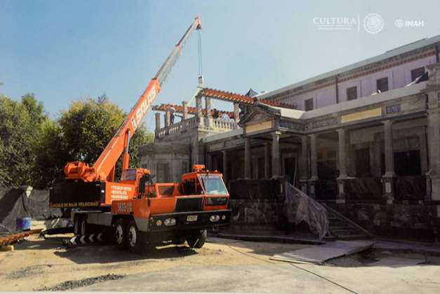 Izamiento e instalación del pergolado de madera en la terraza del primer nivel : Foto © Proyecto de restauración de la Casa Rivas Mercado