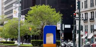 Morpho’s Nest in the Cadmium House creada por el artista Lluís Lleó en New Park Avenue Sculpture : Photo © Corrado Serra