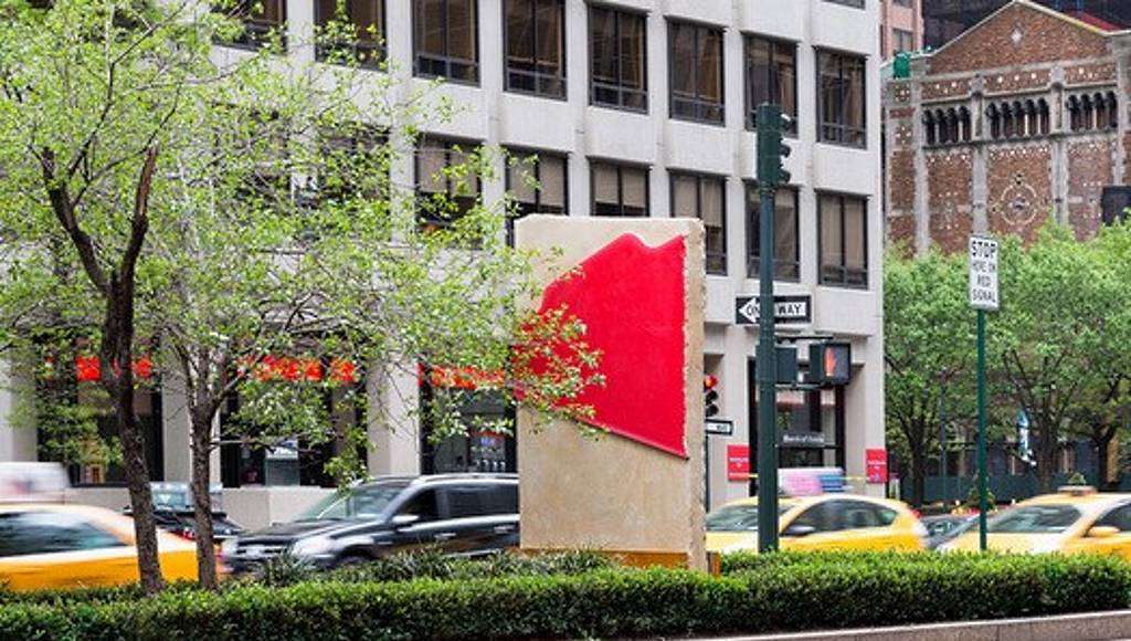 Morpho’s Nest in the Cadmium House creada por el artista Lluís Lleó en New Park Avenue Sculpture : Photo © Corrado Serra