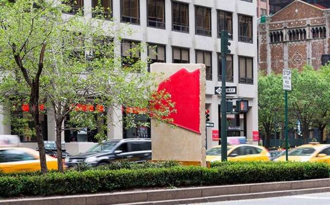 Morpho’s Nest in the Cadmium House creada por el artista Lluís Lleó en New Park Avenue Sculpture : Photo © Corrado Serra