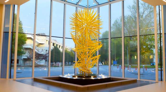 Instalación de la obra Waterfall of Light creada por Dimitar Lukanov en el Aeropuerto GSP : Photo © Didier Nobels