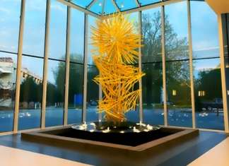 Waterfall of Light obra de arte creada por el artista Dimitar Lukanov en el Aeropuerto GSP : Photo © Didier Nobels