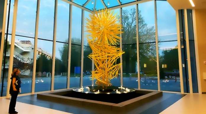 Waterfall of Light obra de arte creada por el artista Dimitar Lukanov en el Aeropuerto GSP : Photo © Didier Nobels