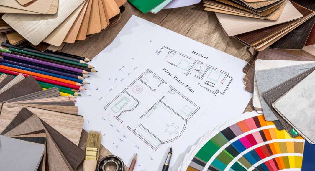 Drawing plan house with a palette of colors on wooden background vía © Shutterstock