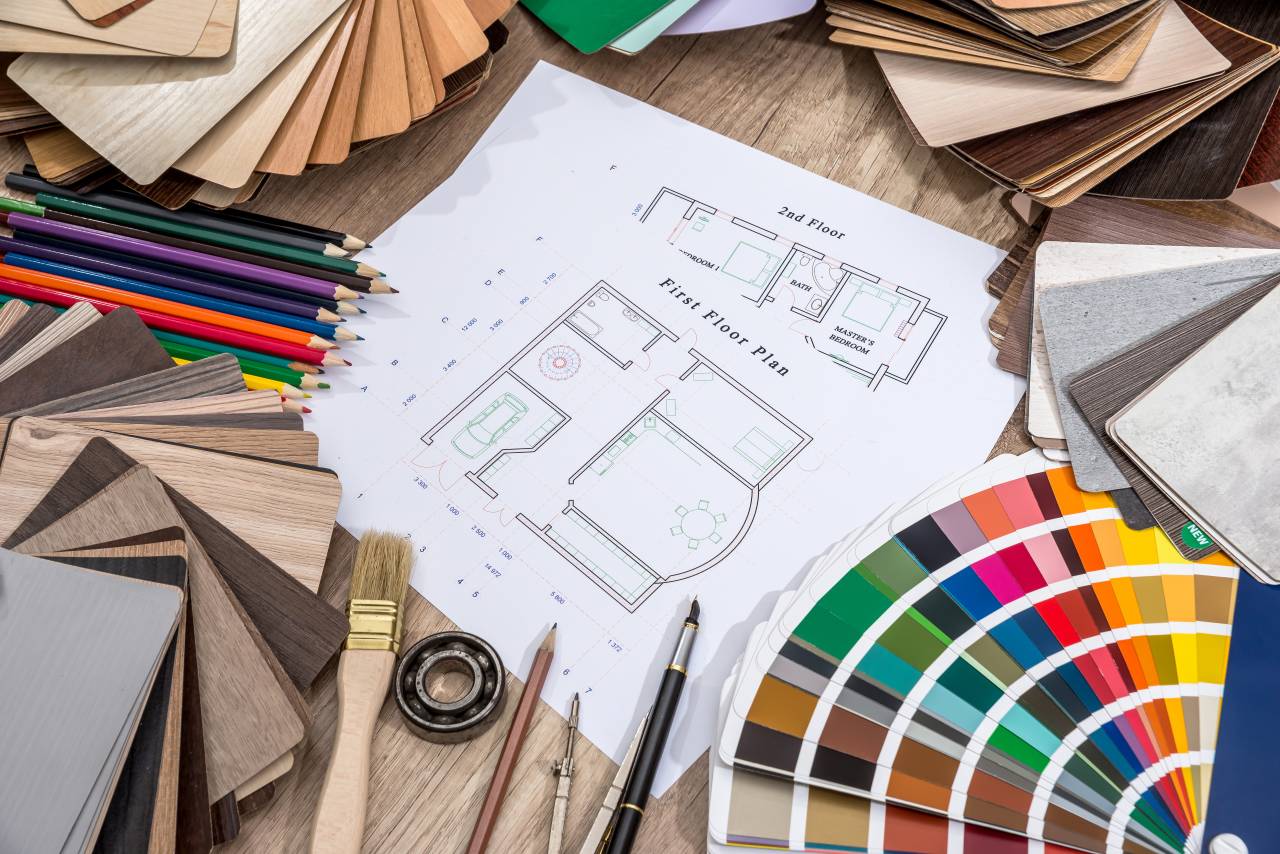 Drawing plan house with a palette of colors on wooden background vía © Shutterstock