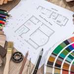 Drawing plan house with a palette of colors on wooden background vía © Shutterstock