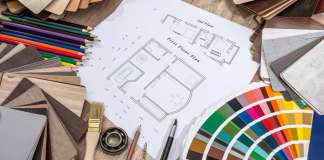 Drawing plan house with a palette of colors on wooden background vía © Shutterstock