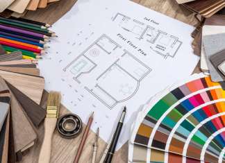 Drawing plan house with a palette of colors on wooden background vía © Shutterstock