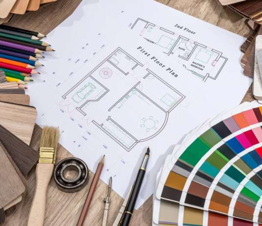 Drawing plan house with a palette of colors on wooden background vía © Shutterstock