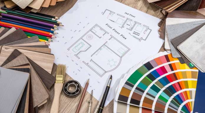 Drawing plan house with a palette of colors on wooden background vía © Shutterstock