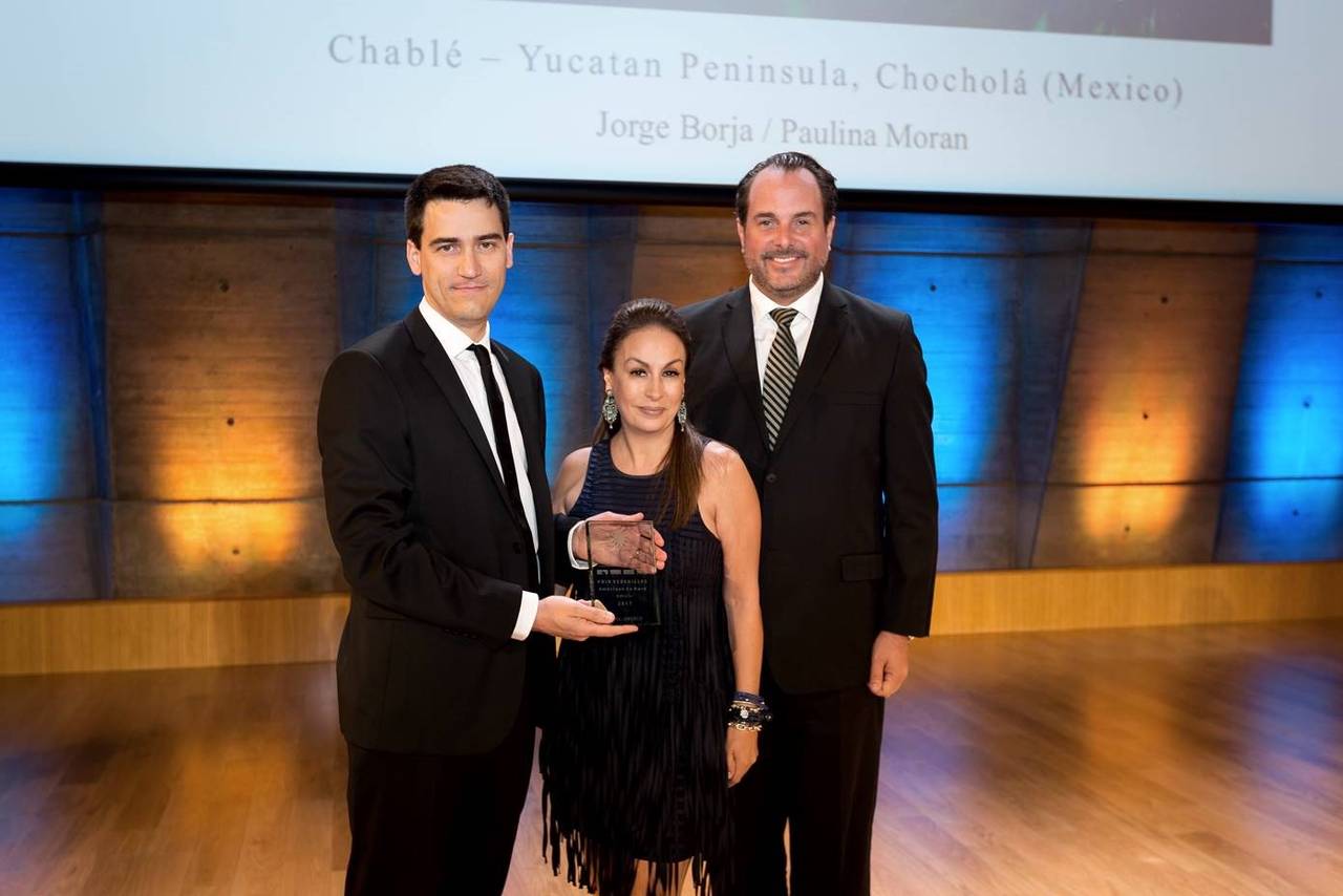 Jérôme Gouadain, de Prix Versailles, con Paulina Morán y Jorge Borja : Fotografía © Paulina Morán