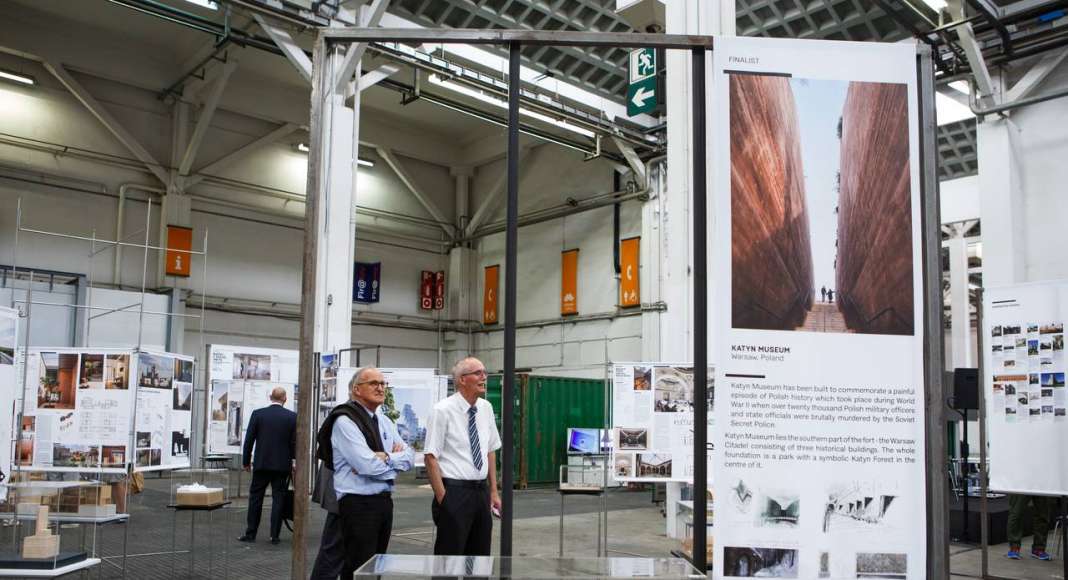 Exposición “EU Mies Award 2017” en el Palau Victòria Eugènia de Barcelona : Fotografía © Anna Mas