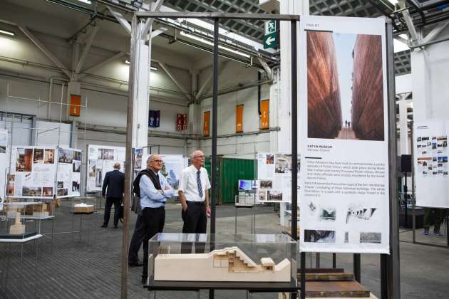 Exposición “EU Mies Award 2017” en el Palau Victòria Eugènia de Barcelona : Fotografía © Anna Mas