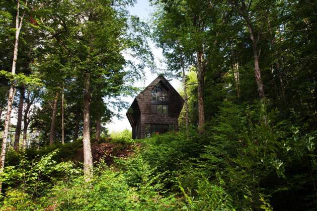 La Colombière en Sutton, Canadá diseñada por YH2 Architecture : Photo credit © Loukas Yiacouvakis