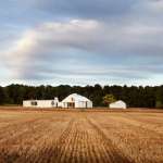 The house sits at the nexus of the land’s constituent characteristics: forests to the west, a hill to the south, and 100 acres of fields to the north and east : Photo credit © Ben Rahn / A-Frame Studio