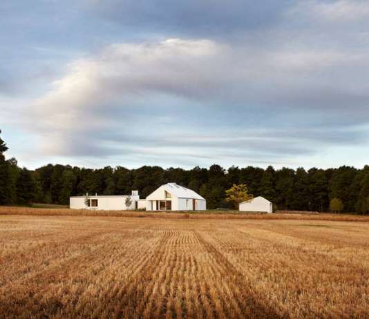 The house sits at the nexus of the land’s constituent characteristics: forests to the west, a hill to the south, and 100 acres of fields to the north and east : Photo credit © Ben Rahn / A-Frame Studio