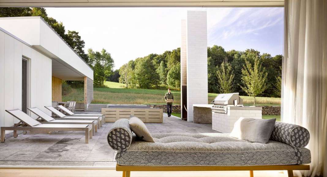 A view from the primary living space through to the courtyard : Photo credit © Ben Rahn / A-Frame Studio