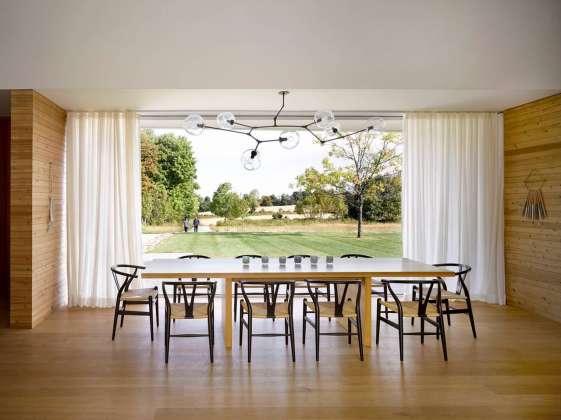Large bifold doors disappear, blurring the boundaries between interior and exterior space : Photo credit © Ben Rahn / A-Frame Studio
