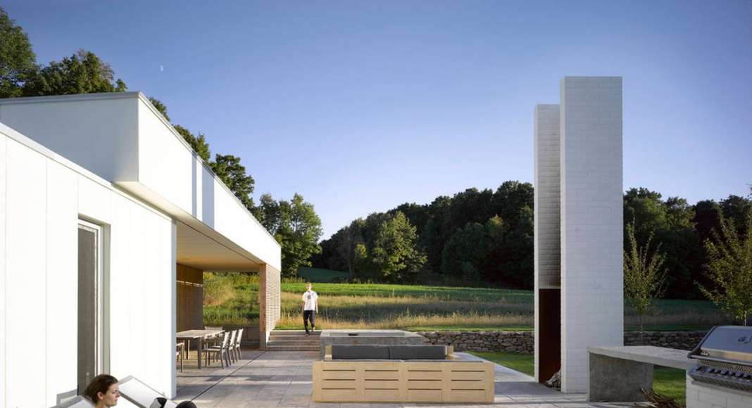 Two wings at right angles partially enclose an intimately scaled outdoor courtyard : Photo credit © Ben Rahn / A-Frame Studio