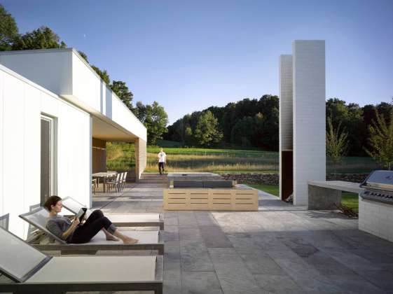 Two wings at right angles partially enclose an intimately scaled outdoor courtyard : Photo credit © Ben Rahn / A-Frame Studio