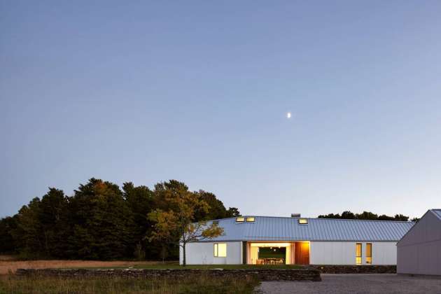 This is a project that is built to improve with age. The exterior displays the firm’s commitment to an architecture that endures, manifest in the use of low-maintenance construction materials such as cement-board siding, aluminum windows and a steel roof. Such efforts have resulted in Compass House receiving LEED Gold certification : Photo credit © Ben Rahn / A-Frame Studio