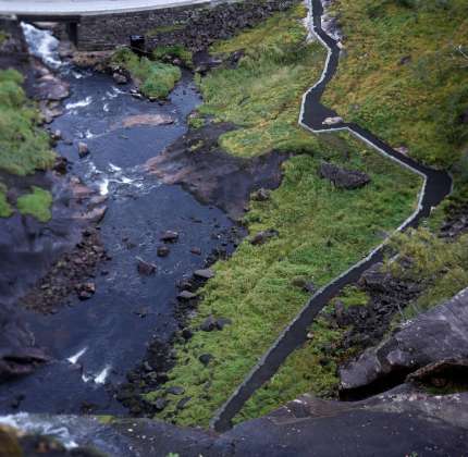 The showers: At the bottom of the valley, a universal designed pathway leads into the foot of the fall. Here, visitors will experience the extreme power of the water, and be completely showered : Photo credit © Pål Hoff