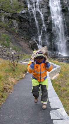 The Nepalese Sherpa’s manage a craft almost forgotten in Norway : Photo credit © Østengen & Bergo