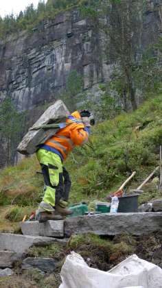 Here Lhakpa Tamang in a typical position carrying heavy stones : Photo credit © Østengen & Bergo