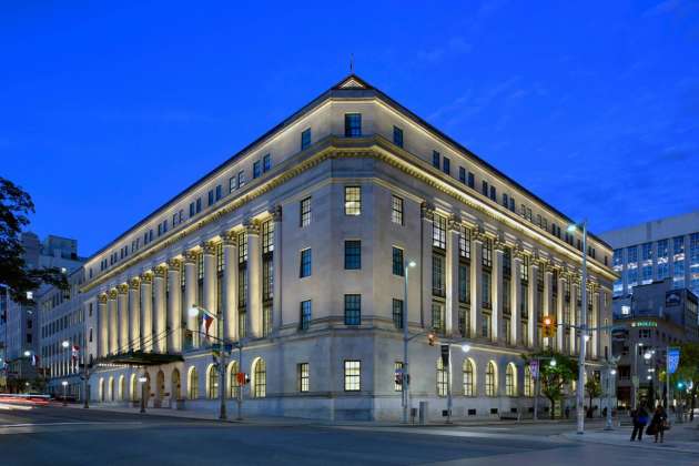 Iluminando el 180 Wellington en Ottawa, Canadá diseñado por Lightemotion : Photo credit © Gordon King Photography