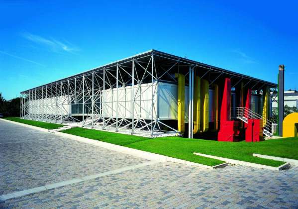 Oficinas Centrales de B&B Italia diseñadas por Renzo Piano y Richard Rogers : Fotografía © B&B Italia