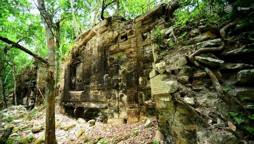 Fachada zoomorfa de Lagunita, muros con bloques de piedra finamente labrados y torres gemelas : Foto © Mauricio Marat. INAH