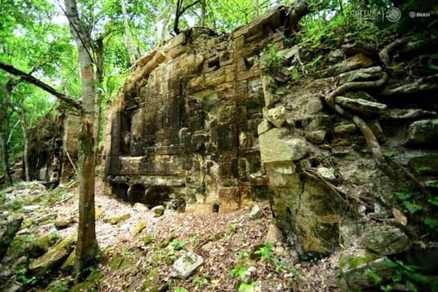 Fachada zoomorfa de Lagunita, muros con bloques de piedra finamente labrados y torres gemelas : Foto © Mauricio Marat. INAH