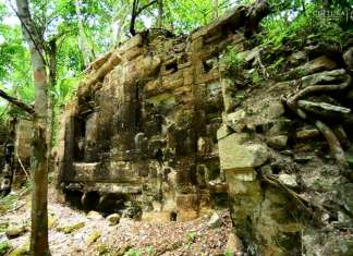 Fachada zoomorfa de Lagunita, muros con bloques de piedra finamente labrados y torres gemelas : Foto © Mauricio Marat. INAH