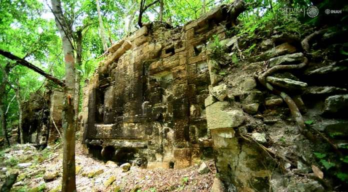 Fachada zoomorfa de Lagunita, muros con bloques de piedra finamente labrados y torres gemelas : Foto © Mauricio Marat. INAH