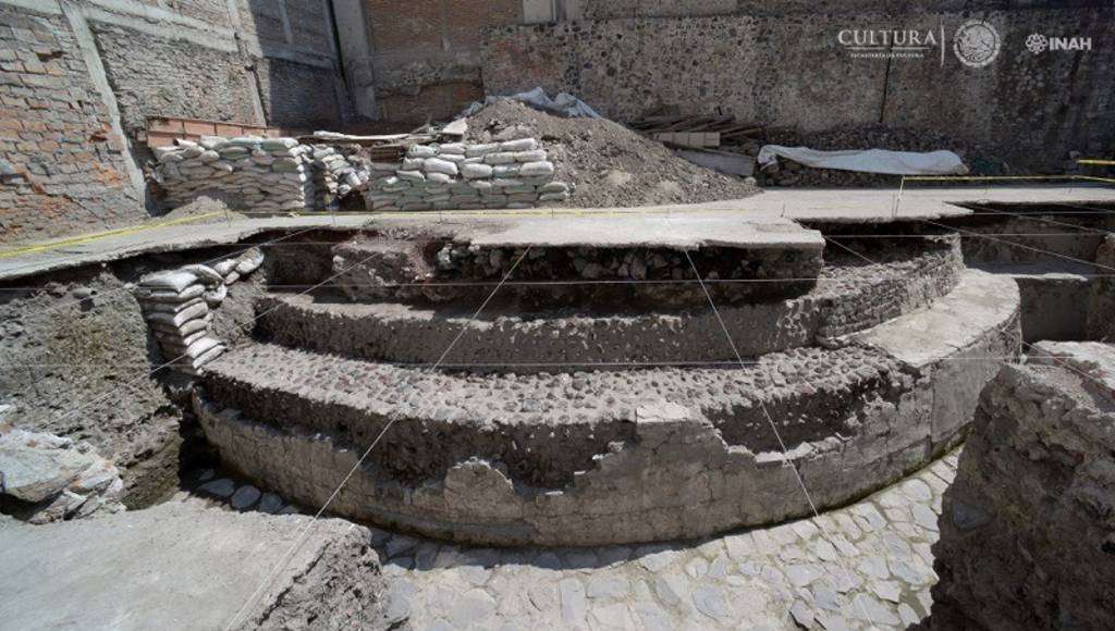 A través del Programa de Arqueología Urbana (PAU), en distintos lapsos se ha efectuado la liberación del edificio dedicado al dios mexica del viento, de más de 30 m de longitud : Foto © Héctor Montaño, INAH