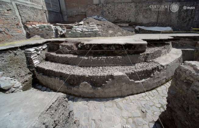 A través del Programa de Arqueología Urbana (PAU), en distintos lapsos se ha efectuado la liberación del edificio dedicado al dios mexica del viento, de más de 30 m de longitud : Foto © Héctor Montaño, INAH