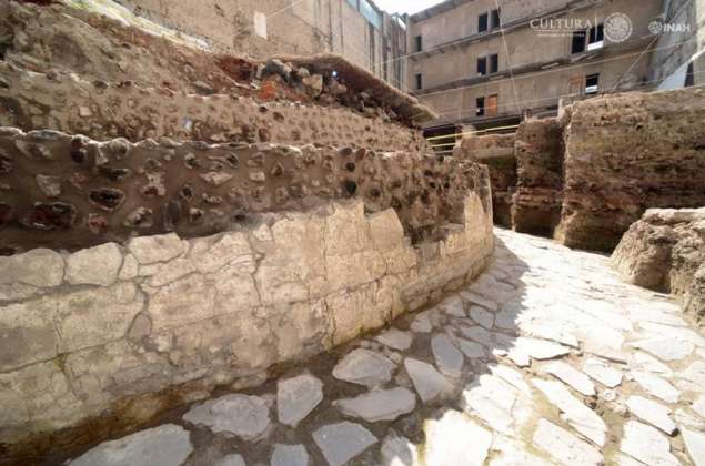 En distintos lapsos se ha efectuado la liberación del edificio dedicado al dios mexica del viento, de más de 30 m de longitud : Foto © Héctor Montaño, INAH