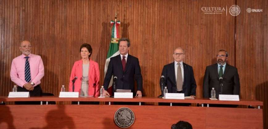 Eduardo Matos Moctezuma, Investigador Emérito del INAH; María Cristina García Cepeda; Secretaria de Cultura; Eduardo Sánchez Hernández, coordinador General de Comunicación Social y Vocero del Gobierno de la República; Diego Prieto Hernández, director General del INAH, y Raúl Barrera Rodríguez, director del PAU, durante la conferencia de prensa sobre los trabajos de investigación en el Templo de Ehécatl : Foto © Mauricio Marat, INAH