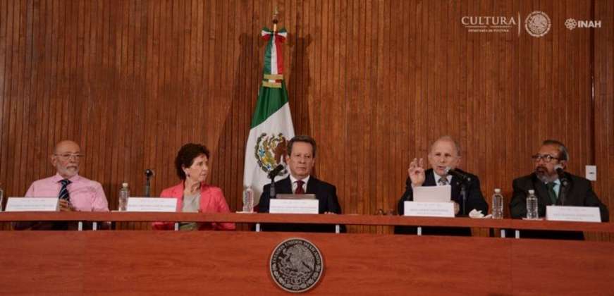 Eduardo Matos Moctezuma, Investigador Emérito del INAH; María Cristina García Cepeda; Secretaria de Cultura; Eduardo Sánchez Hernández, coordinador General de Comunicación Social y Vocero del Gobierno de la República; Diego Prieto Hernández, director General del INAH, y Raúl Barrera Rodríguez, director del PAU, durante la conferencia de prensa sobre los trabajos de investigación en el Templo de Ehécatl : Foto © Mauricio Marat, INAH